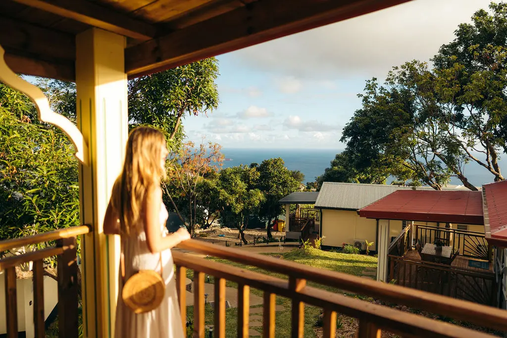 Touriste qui regarde la belle vue sur les bungalows aux Avirons à La Réunion
