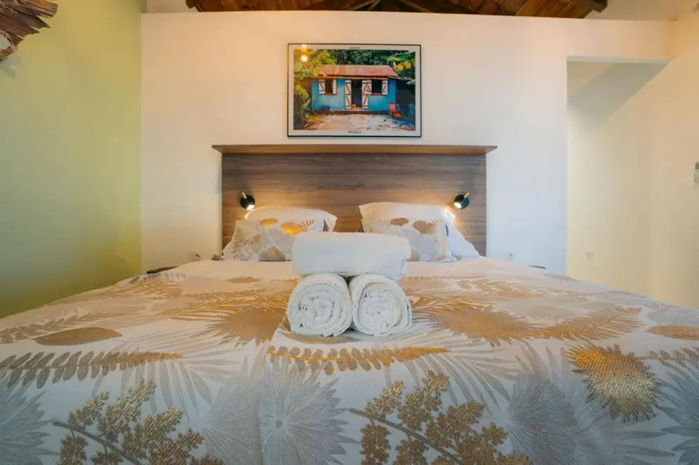 chambre-lit-hotel-bungalow-la-reunion