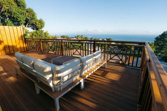 terrasse-en-bois-vue-mer-bungalow-creole-les-avirons-la-reunion