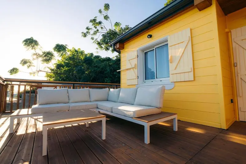 terrasse-en-bois-vue-mer-bungalow-creole-les-avirons-la-reunion