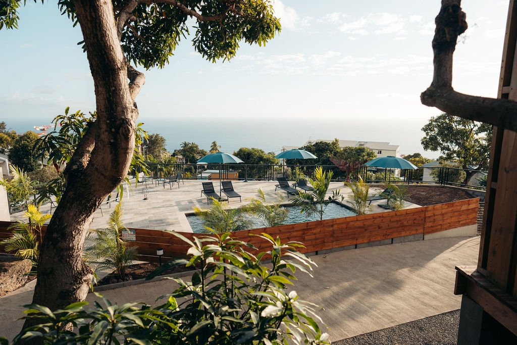 Touriste qui regarde la belle vue sur les bungalows aux Avirons à La Réunion