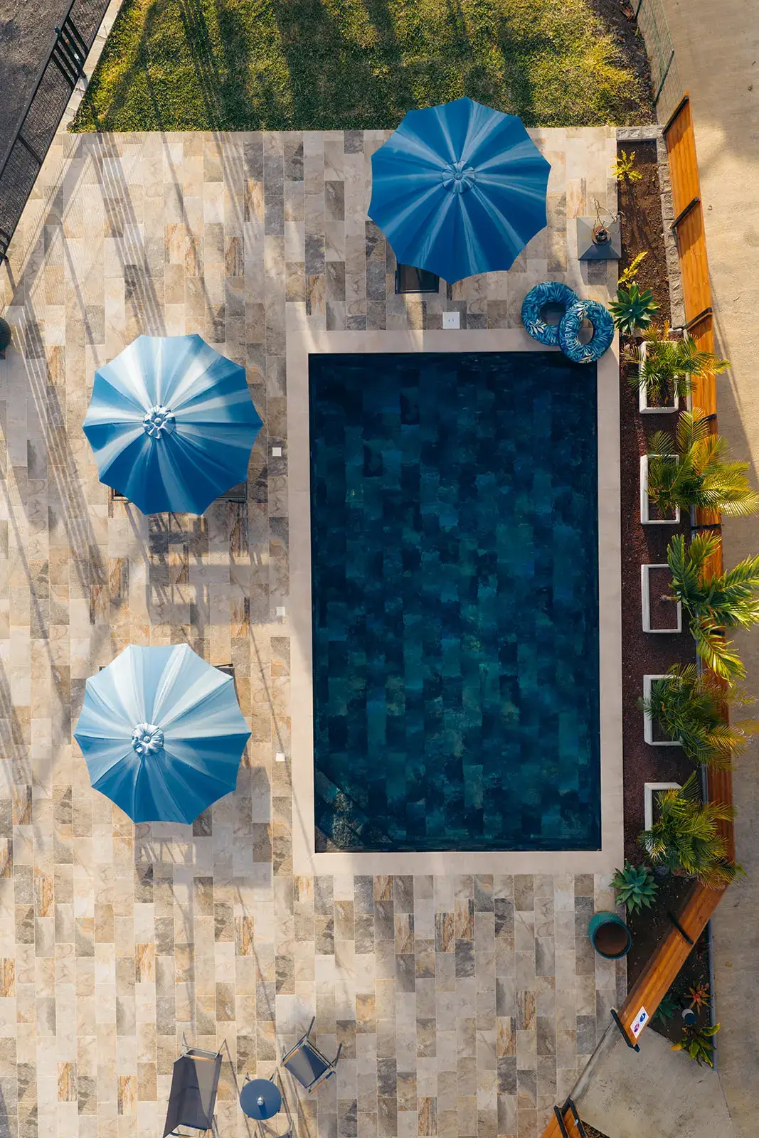 Vue aérienne de la piscine chauffée de notre location saisonnière et hébergement aux Avirons à La Réunion