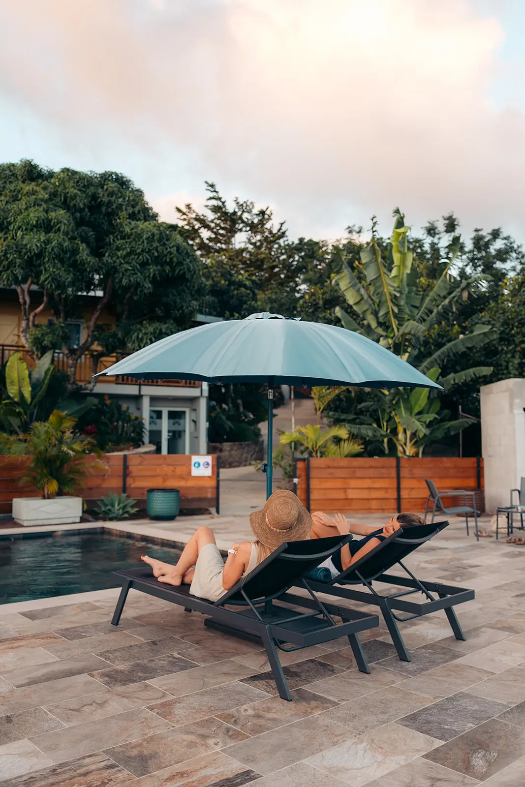Piscine chauffée avec transats dans notre hébergement et location saisonnière aux Avirons à l’île de La Réunion